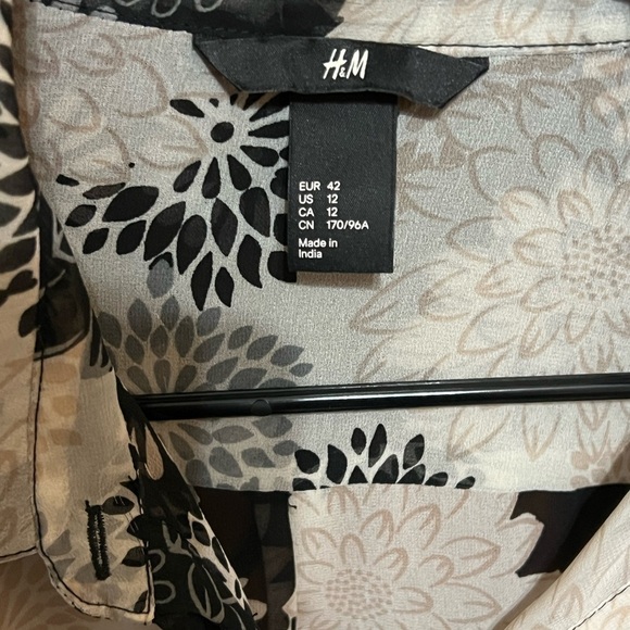 H&M Women Black Flowered Sheer Long Sleeve Size 12 - Picture 3 of 3
